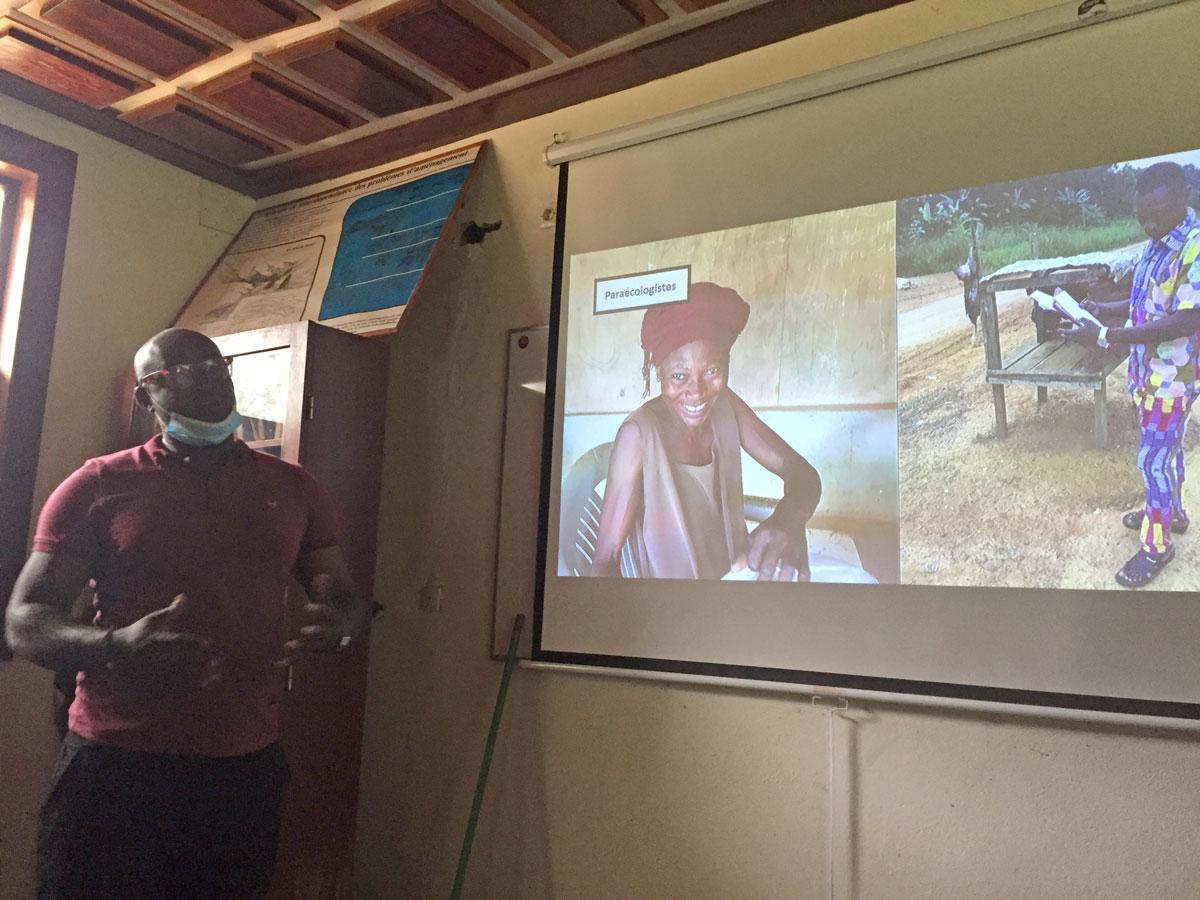 Project manager Alex Ebang Mbélé gives a talk to regional environmental actors.