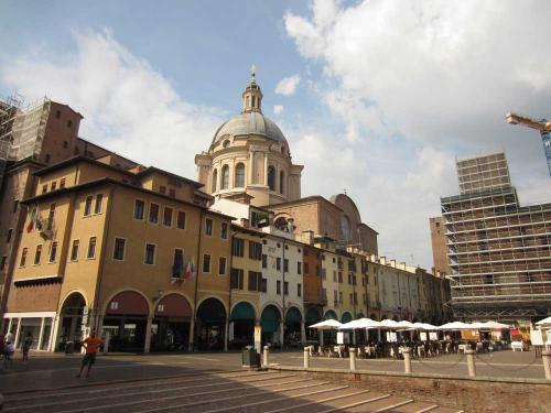 The main square, with the basilica of Saint Andrew (Sant’ Andrea), begun by Alberti in 1472, was a favorite stop on Elisabeth’s way home from the archive.