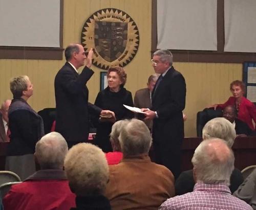 Everette Newton getting sworn in as mayor.